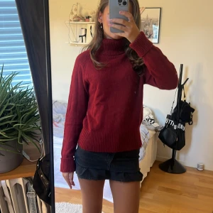 Vinröd stickadtröja  - Snygg vinröd stickad tröja från hm i strl S. Jättesnygg tröja och i bra skick som tyvärr inte kommer till användning 