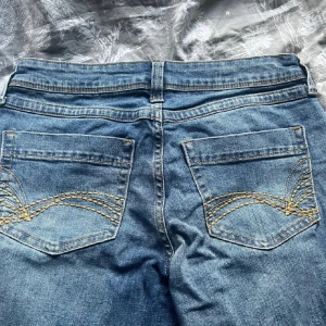 Jeans  - Säljer om dessa skit snygga lågmidjade jeans från hm, köpta här på Plick i bra skick!(lånade bilder)❤️🤗 midjemåttet är 35-36 cm och inebärslängden är 79 cm❤️