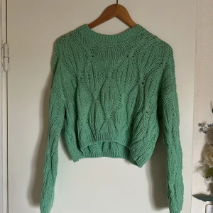 Grön stickad tröja från Shein - Säljer en superfin grön stickad tröja från Shein i storlek 38. Tröjan har ett snyggt mönster och är perfekt för höst och vinter. Den är långärmad och har en croppad passform som gör den både trendig och bekväm.