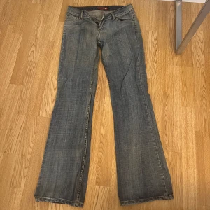 bootcut jeans - Lågmidjade bootcut jeans från blend som köptes på plick men var tyvärr för små. Det är i storlek 28 och var bra längd på mig som är 169 cm men var tyvärr för små i midjan. De är helt nya, endast provade. 