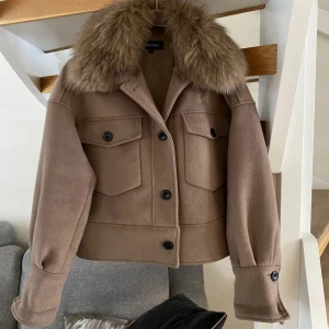 Brun meotine jacka - Lite knottror men det borde va enkelt att ta bort  Bilden är lånad 