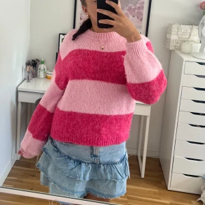 Stickad tröja - Jag säljer denna super fina randiga tröjan från Gina som tyvärr inte kommer till användning längre🩷