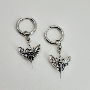 Handgjorda örhängen  - Handgjorda örhängen●Följ :@ekjewelryofficial🤲 ● 💎Material- 100% rostfritt stål ●Örhängeskrokar -rostfritt stål. Nickel fri. Längd -4, 5cm. Vattentåliga, ändrar inte färgen! 