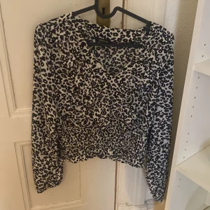 Blus  - Fina använd ett fåtal gånger, är kort modell. 