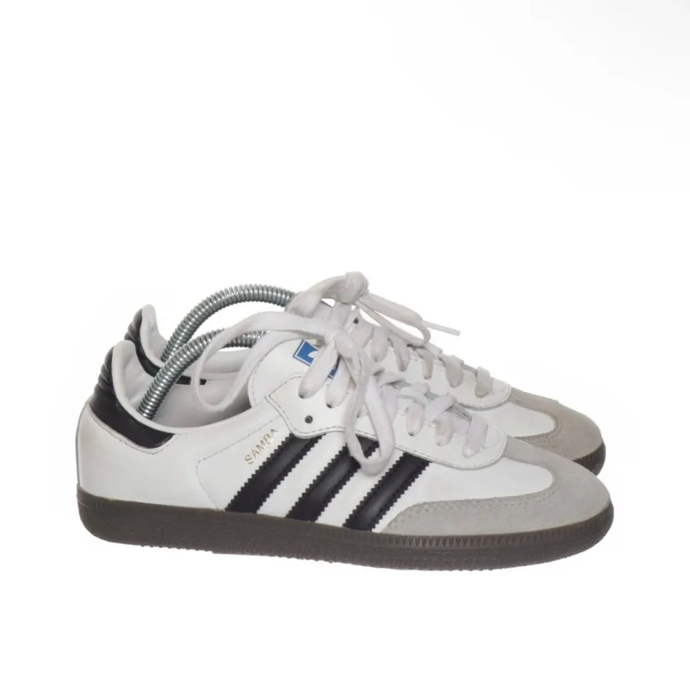 Helt nya adidas samba, köpta på sellpy men är som nya. Skor.