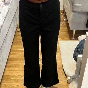 monki flared kostymbyxor  - endast testat då de inte kommit till användning pga fel storlek. inga defekter. kontakta om du vill ha fler bilder, diskutera pris eller har frågor💓