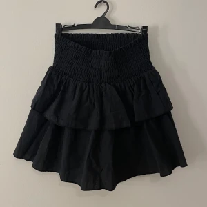 Svart kjol - Fin svart kjol, passar till allt Storlek: XS Pris: 79kr :)
