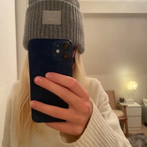 Acne mössa - Vi en skitsnygg grå acne mössa som knappt är använd och är i fint skick . Nypriset är ungefär 1500kr, vi kan diskutera pris vid snabb affär 