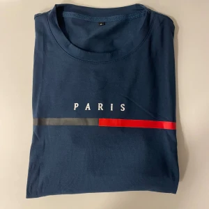 Paris  - Helt ny  Oanvänd  Storlek S Paris  Ny pris 1399kr 