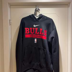 Bulls hoodie i 100% polyester Använd Max 5 gånger  Nypris 750kr Modellen är 185cm och väger 82kg 