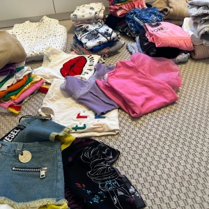 Mystery box storlek  - Jag har kläder som jag tänker sälja. Men jag säljer det som en godie jag. Det finns tjocktröjor, kjolar, klänningar, tröjor, sport kläder, mer fest kläder, en väska, även diesel kjol. Visa har lapparna kvar. Värdet= ca 5000kr Säljer=2000kr