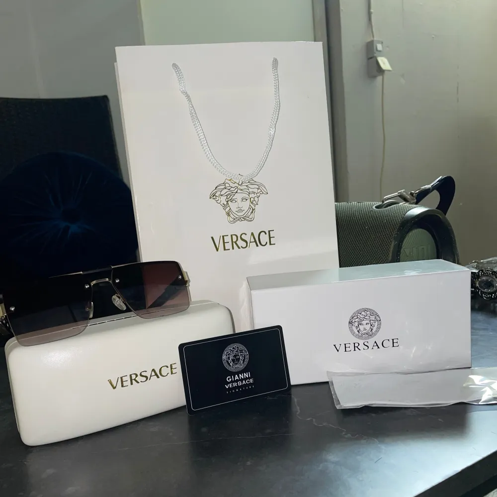 Hej säljer helt nya Versace solglasögon perfekt inför sommar förpackning följs med finns flera sorter på profilen . Accessoarer.