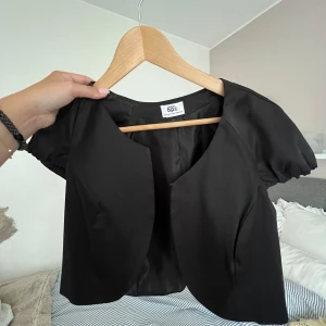 Bolero käpt secondhand - Svart bolero köpt secondhand, den saknar storlek men sitter som en S/M. 