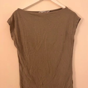 Beige kortärmad topp - Säljer en enkel och stilren beige topp i storlek S❣️