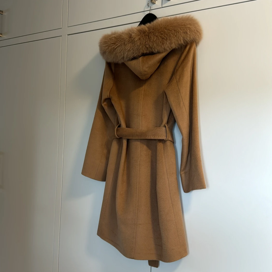 Beige kappa med pälsdetaljer - 90