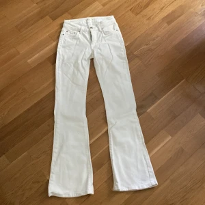 Vita Jeans  - Mycket fint skick, inga fläckar  Lågmidjad 