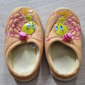 Warner Bros innetofflor för barn - Warner Bros innetofflor i storlek 29 i bra kvalité. Fraktas ej, möter upp köparen i Stockholm innerstad. Kontakta för mer info✨️