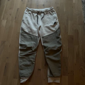 Sällsynt Nike tech fleece cobbelstone  - Helt ny och har bara legat i garderoben inte använd en enda gång. Storlek L, vid snabb affär kan pris diskuteras. Denna är limited edition och släpptes bara ett få antal.