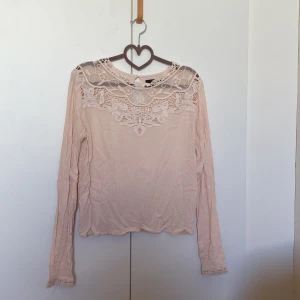 Långärmad blus - Fin blus från BikBok! Normal i storleken.