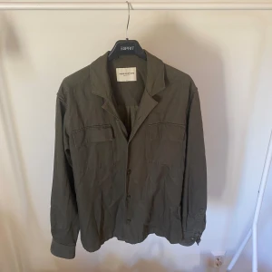 These glory days overshirt M - These glory days overshirt i färgen grön. Storlek M. Nyskick, inga skavanker.köp för endast 499kr🙌