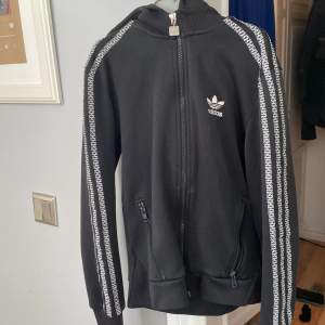 Svart adidas hoddie med dragkedja 