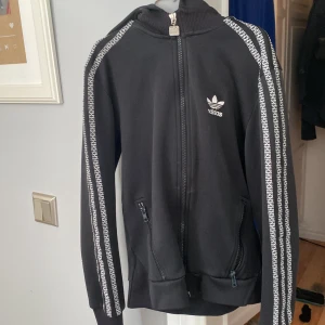 Adidas hoddie  - Svart adidas hoddie med dragkedja 