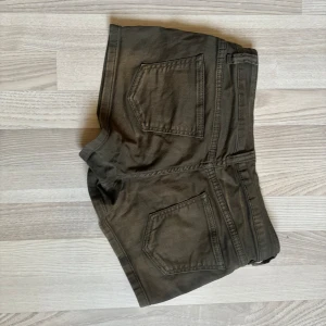 Lågmidjade jeansshorts  - I bra skick, superfina!! De passar tyvärr inte mig de är i storlek M men är ganska små i storleken. Skriv för mått eller andra funderingar 💖💖