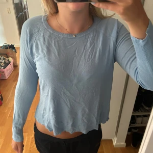 Långärmad tröja från Zara - långärmad tröja från Zara, använd men i väldigt bra skick. Köparen står för frakten 💕💕