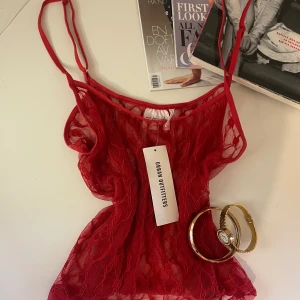 Röd lace top💋🥀 - Sötaste röd lace top från Urban Outfitters❤️💋Den svarta finns på min profil och du kan köpa båda samtidigt på en annons✨⭐️ Storleken är XL men passar som S, pris kan diskuteras 