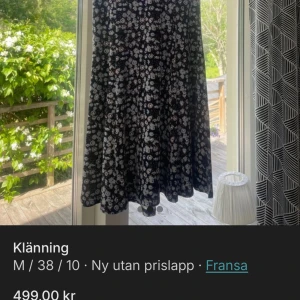 Blommig klänning från Fransa - Säljer en ny, oanvänd klänning från Fransa i storlek M. Klänningen är svart med ett fint blommigt mönster i vitt. Den har en avslappnad passform och är perfekt för både vardag och fest. Passa på att fynda denna snygga klänning!