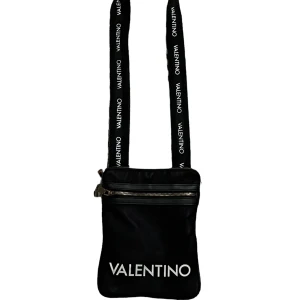 Valentino Axelväska - Säljer min Valentino axelväska för att jag inte använder den längre. Om du har frågor om väskan det är bara och att skriva till mig. Skick skulle jag säga att det är 5/10.