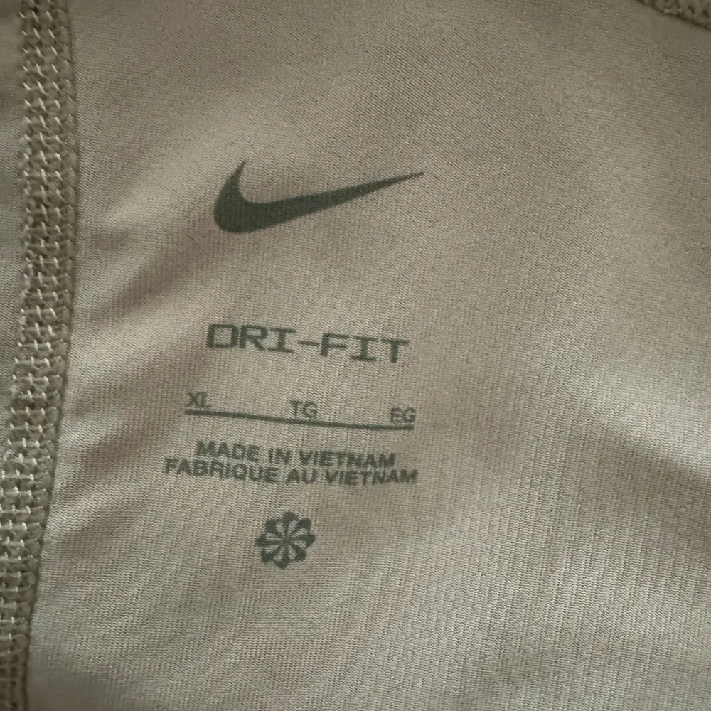 Säljer en ljusrosa linnetopp från Nike i storlek XL. Perfekt för träning eller en varm sommardag!. Toppar.