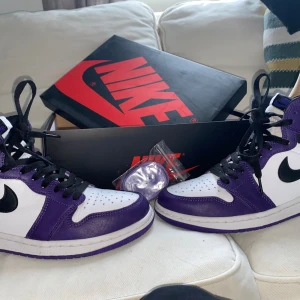 Jordan 1 High Court purple - Säljer några sällan använda Jordan 1 high court purple. Köpta för 3599kr. Har digitalt kvitto och box samt medföljer ett par lila laces.