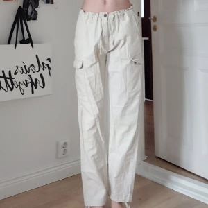 Beiga cargolinnebyxor - Ett par snygga linnebyxor i cargomodell med coola detaljer. Jag har satt ett risårband i midjan så de sitter bra på mig. Mått