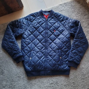 Ralph Lauren jacka  - Säljer en Ralph Lauren jacka perfekt inför hösten. Knappt använd, skick 10/10. Storlek är en stor S så någonstans mellan 170 till 180