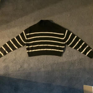 En stikad tröja  - En stikad tröja med lite längre hals 