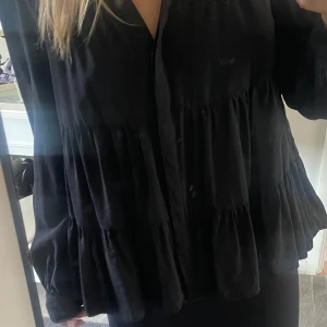 Blus - Säljer denna söta blusen i storlek M men passar även mig som har S💕 Använd fåtal gånger