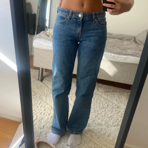 Weekday Arrow Jeans - De perfekta lågmidjade jeansen! Modellen Arrow från weekday, storlek 25/30. Öron nyskick, endast anvönda ett fåtal gånger.