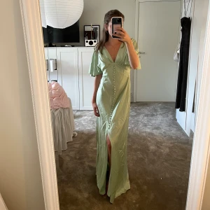 Satinklänning  - Satinklänning från asos med prislapp kvar, aldrig använd då jag missade returdatumet💕 Storlek 32, kan gå ner i pris vid snabb affär. Kontakta mig vid fler bilder eller fråga🥰