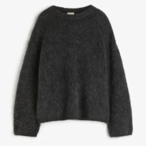 Mohair tröja - SUPERSNYGG!! Den väldigt eftertraktade tröjan från h&m❣️❣️perfekt till hösten. Dem är svart/grafit grå