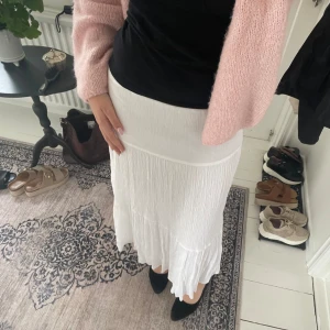 Kjol - Så fin sommarkjol från stradivarius. Använd ett fåtal gånger 💖💖