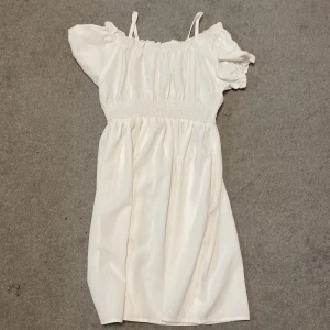  Säljer den här klänningen för att  den inte passar längre ☺️ -  Klänning med stretch vid magen och axelband