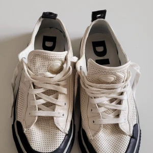 Diésel sneakers  - Model S- ASTICO LOW LOGO - Size 42 - black and white - original price 1300 sek - really good condition. Like new 