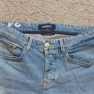 Dondup Jeans - Hej! Säljer nu detta exklusiva paret av jeans.Storlekarna är W32 L30.Modellen på byxorna är george demin och det är en limiterad upplaga och jag är 175 cm lång och de passar mig braDe är i nyskick. och pris kan diskuteras.Hör av er vid funderingar.