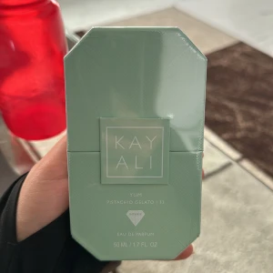 Kayali yum pistachio  - Blind buy på kayali yum pistachio 33 som inte var min smak riktigt, den är helt oöppnad. Kan mötas upp i Östergötland.