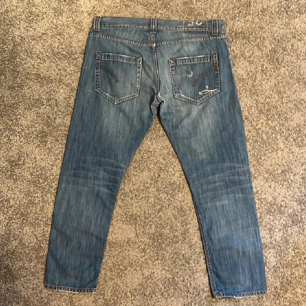 Tjena, säljer nu dessa as feta jeans från Dondup | Storleken är 35 (passar 32/33) | Färgen är ljusblå och skicket är 8/10 | Modellen är 182 cm lång | Nypris 2500kr | Hör gärna av dig vid minsta lilla fundering 😊. Jeans & Byxor.