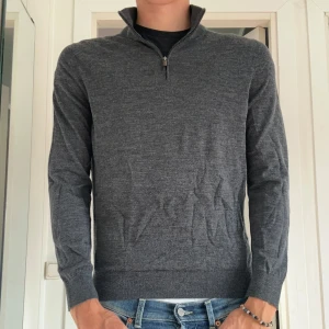Grå tröja med dragkedja - Säljer nu en halfzip från Massimo dutti. Storleken är M och skicket är 10/10 aldrig använd. Den är lite mindre i storleken så passar även S. Säljes för endast 349kr. skriv vid frågor eller funderingar. :)