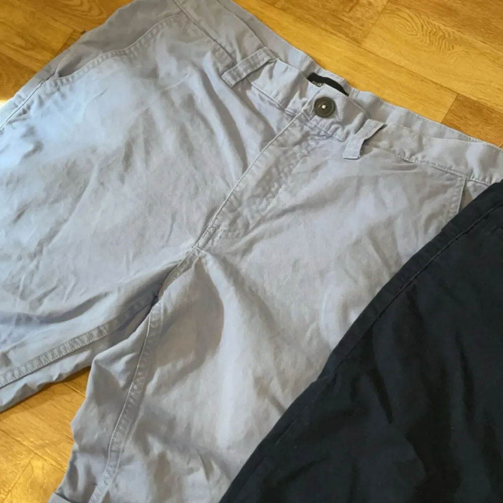 Två jätte fina shorts (chino shorts ungefär). Mycket omhändertagna och använda ett fåtal gånger. En i marinblå och en i ljusblå. Ljusblå är storlek 34/32 men passar runt M-L. Marinblå är i storlek 30. Båda för 50kr!!  Hör av er vid mer frågor 😁. Shorts.