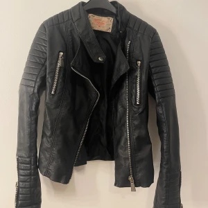 Skinnjacka - CHIQUELLE  - Skinnjacka köpt från CHIQUELLE Storlek: XS Nypris 799:- säljer för 299:- 