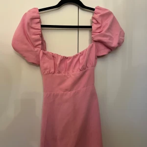 Kort klänning från Zara - En kort klänning från Zara i en jättefin rosa färg, och i nyskick. Nypris 500 kr, men säljer den nu för 350 kr. Priset kan diskuteras💓💓